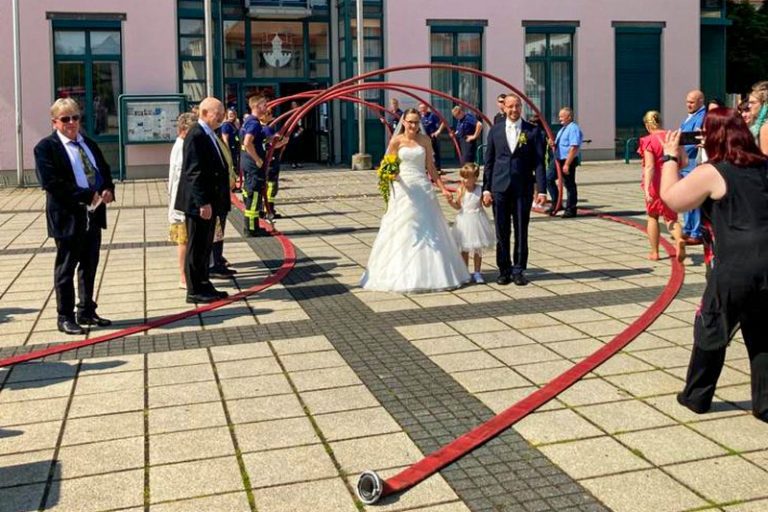 Feuerwehr-Empfang für Hochzeitspaar