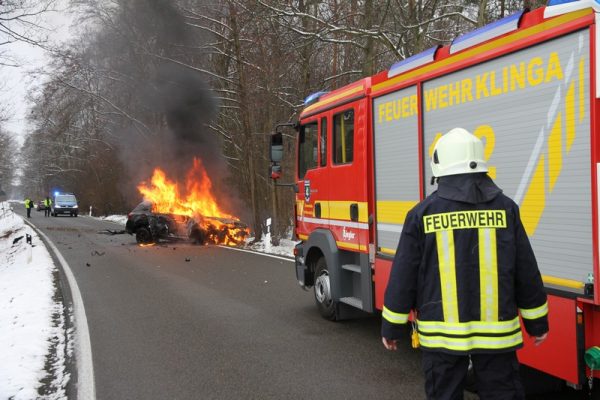 Pkw in Vollbrand