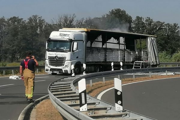 Lkw brennt an A14