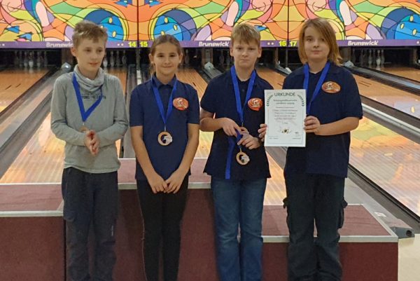 Aktiv beim Bowling-Turnier