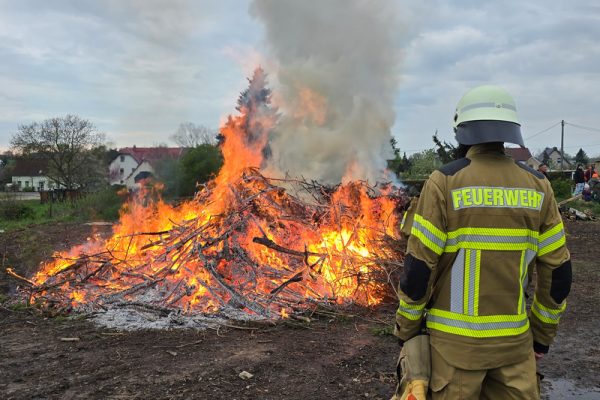 Osterfeuer unterstützt